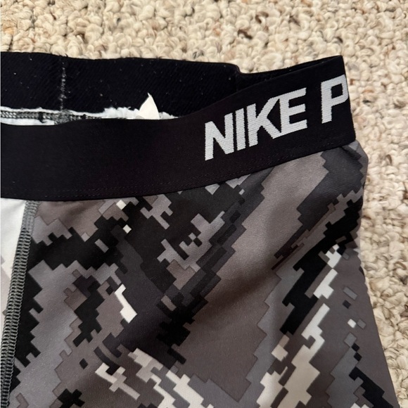 NIKE PRO hyperwarm women size Medium black white geometric compression leggings - Picture 2 of 4